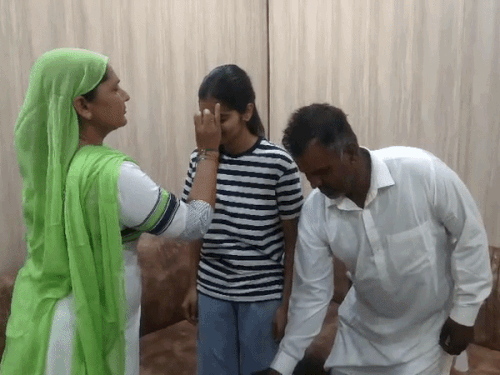 शालू कस्वा के सिलेक्शन के बाद उनके घर में खुशी का माहौल है। शालू के माता-पिता ने बेटी को मिठाई खिलाई।