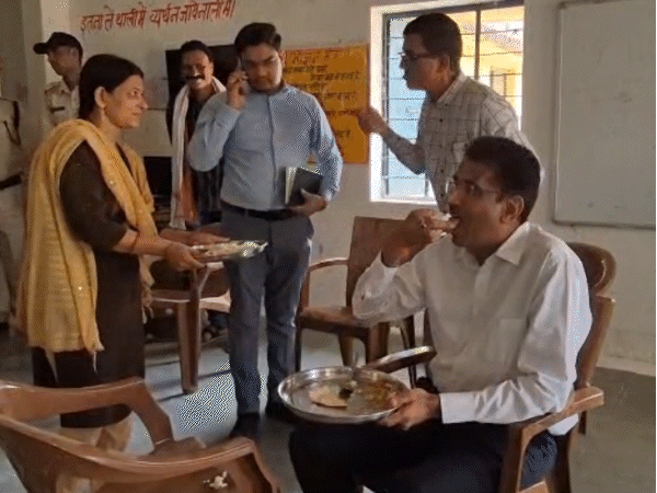 दमोह में गर्ल्स हॉस्टल में खाना खा रहे कलेक्टर को दाल में तेज मिर्ची मिली।