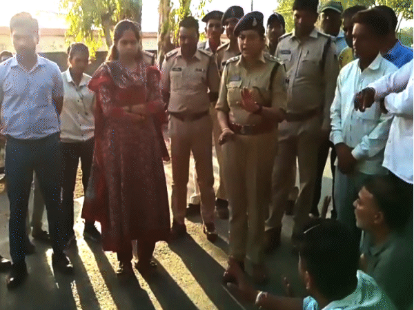 झाबुआ के पेटलावद में एसडीएम मैडम ने खुद को दीदी कहे जाने पर ऐतराज जताया।