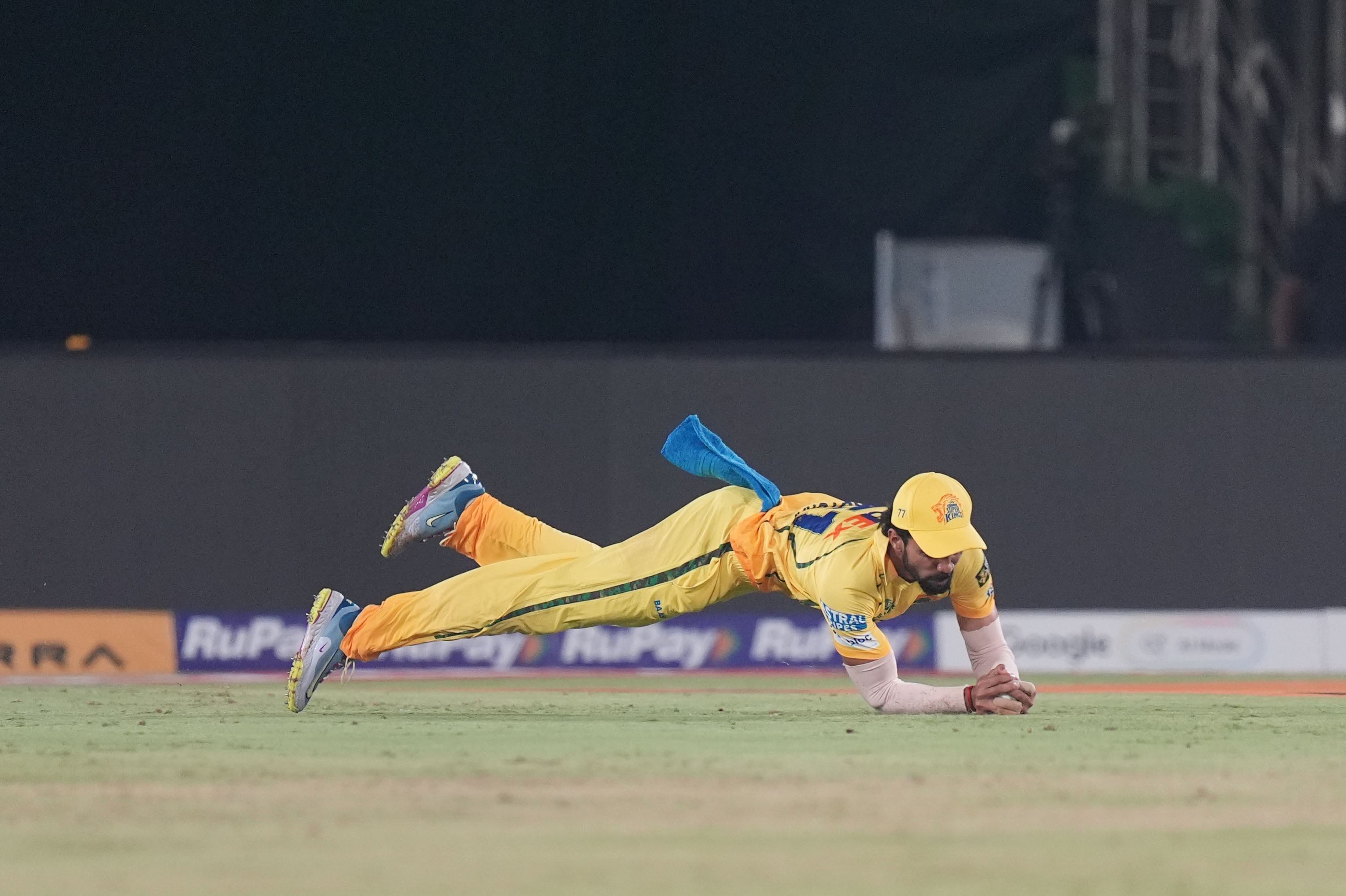 ऋतुराज गायकवाड़ ने ट्रैविस हेड का डाइविंग कैच पकड़ा।