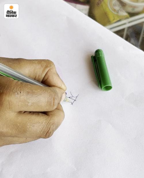 असगरुल बताते हैं कि बेटा बांग्ला में अपना नाम लिख लेता है, लेकिन मेरा नहीं लिख पाता।