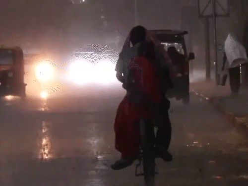 दिल्ली में शुक्रवार को दिन भर तेज धूप के बाद शाम में अचानक बारिश हो गई।