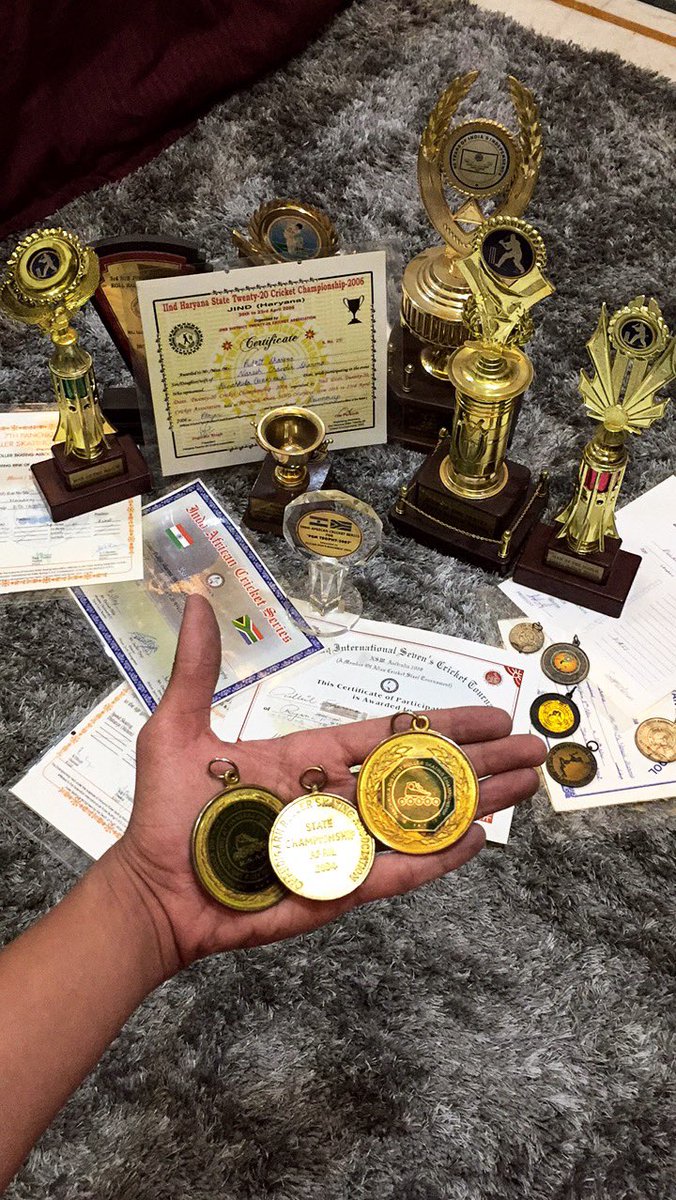 पुलकित शर्मा ने अपने X एकाउंट पर क्रिकेट में जीते मेडल और सर्टिफिकेट का यह फोटो पोस्ट कर रखा था।