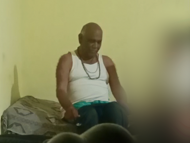 दो वीडियो सामने आए हैं, जो बेहद अश्लील हैं।