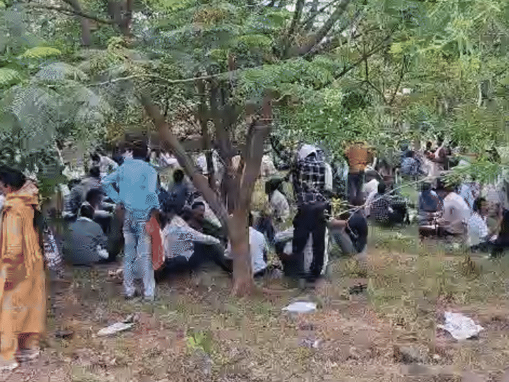 गर्मी के चलते शिक्षक पेड़ की छांव में भी बैठे नजर आए।