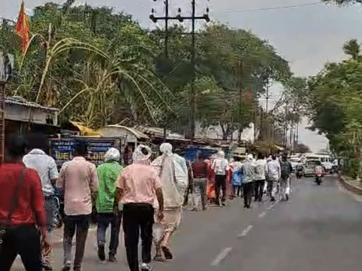 प्रदर्शन को देखते हुए बैरिकेडिंग की गई है। इसके चलते शिक्षकों को पैदल ही जाना पड़ा।