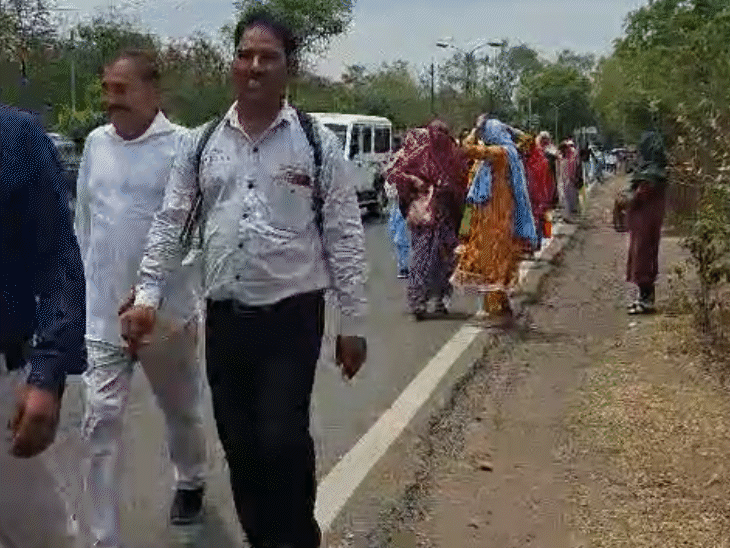 महिला शिक्षक पैदल ही प्रदर्शन स्थल तक गईं।