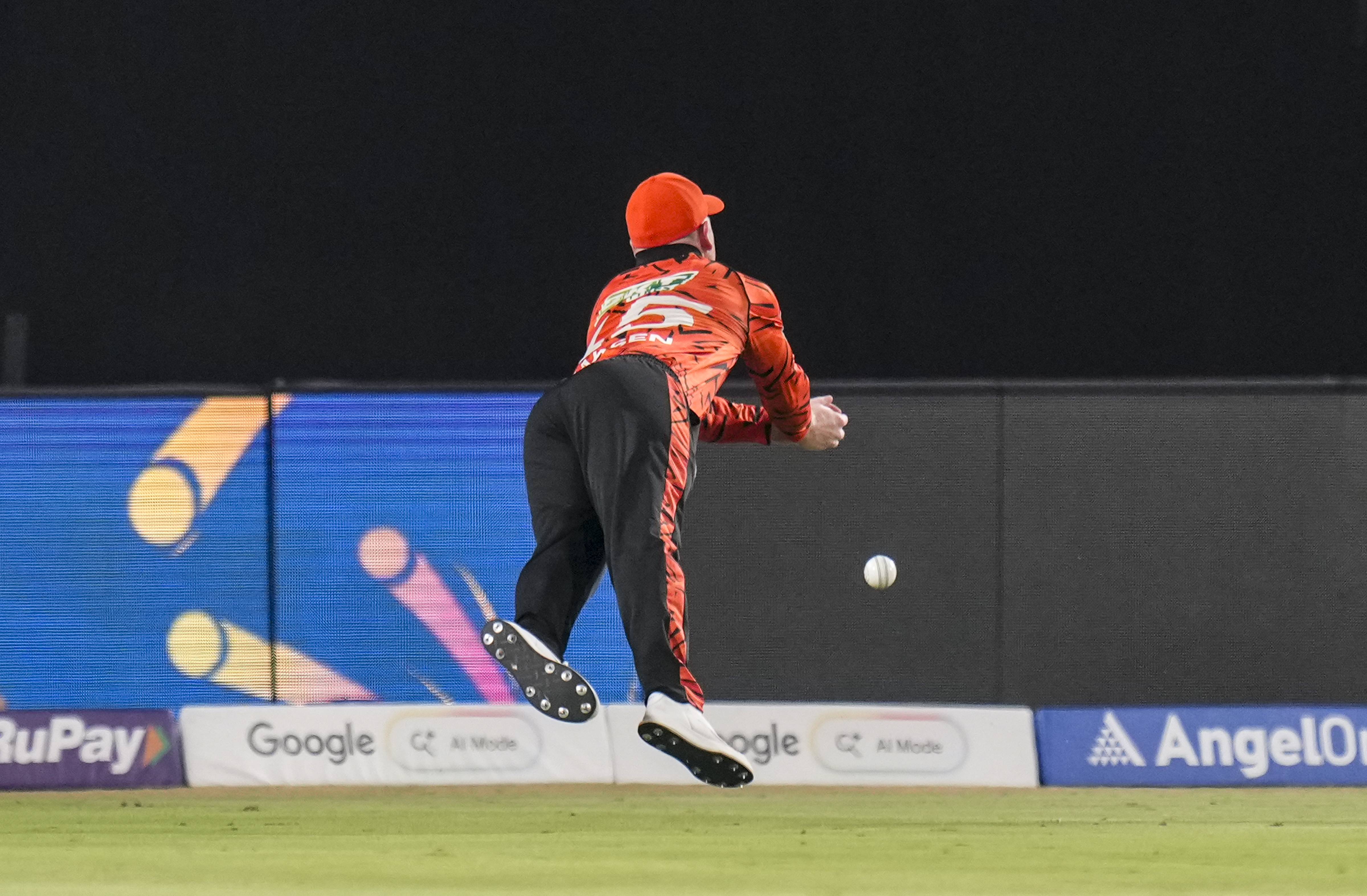 हेनरिक क्लासन ने आयुष म्हात्रे का कैच छोड़ा।