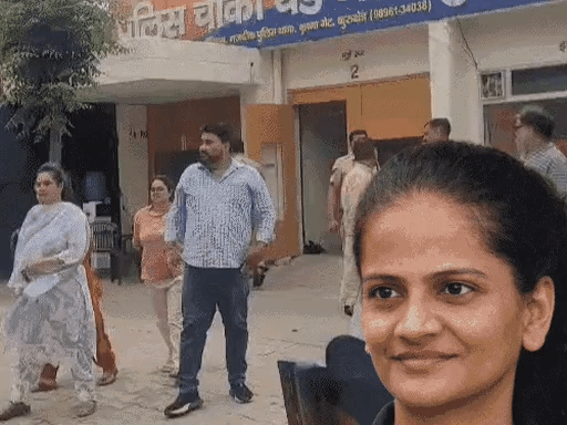 दीक्षा दूबे ने 16 मार्च को कमरे में बंद होकर फंदा लगा लिया था। इनसेट में दीक्षा की फाइल फोटो।