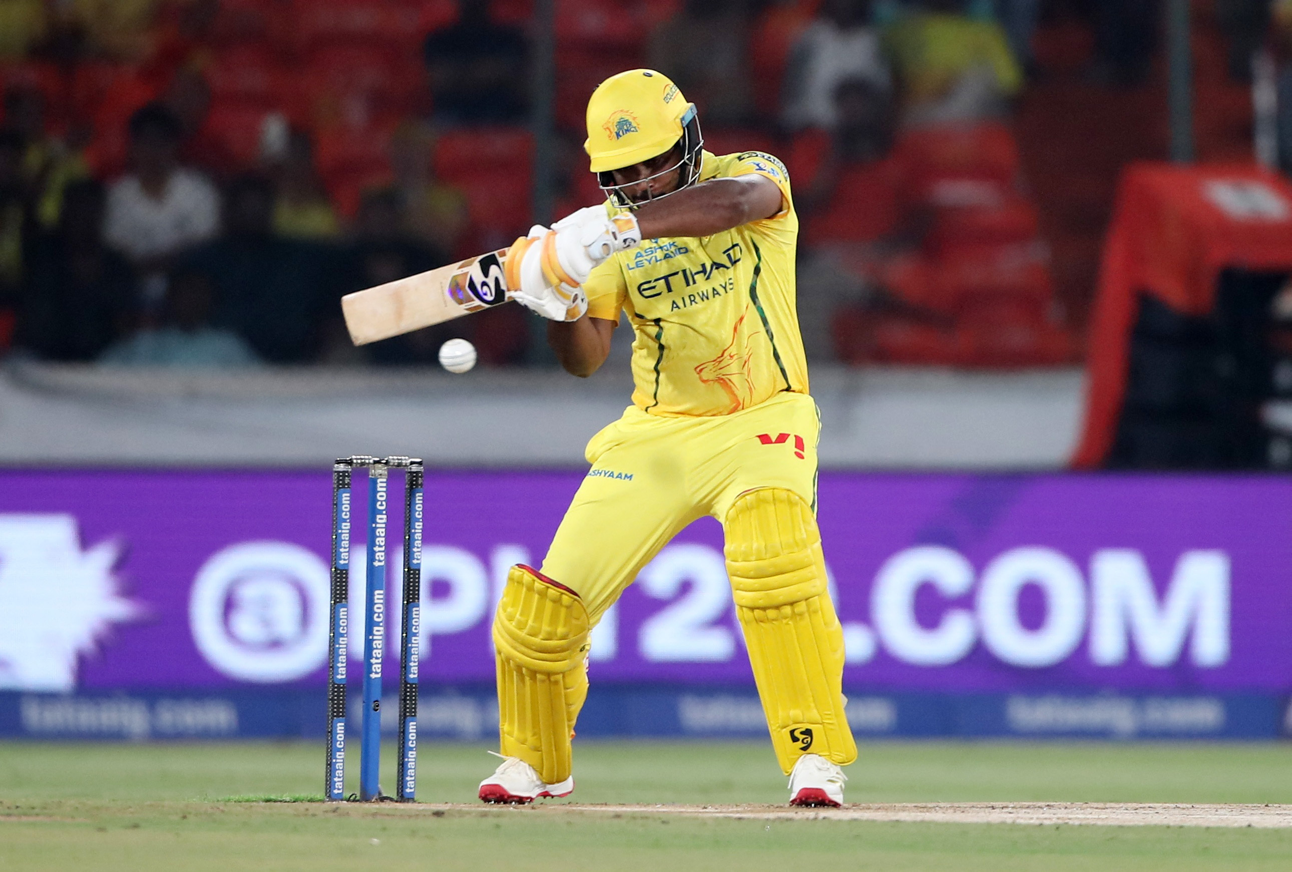 संजू सैमसन ने छक्का लगाकर चेन्नई का खाता खोला।