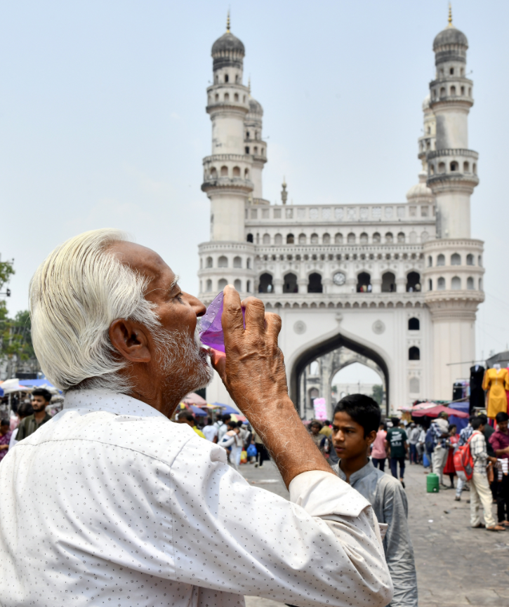हैदराबाद के चारमीनार में बढ़ते तापमान से रेहड़ी-पटरी वाले और दिहाड़ी मजदूर परेशान हैं।