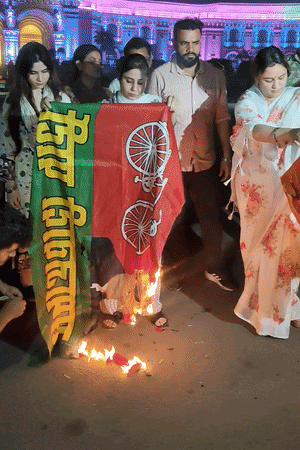 लखनऊ में विधानसभा के सामने यूपी महिला आयोग की पदाधिकारियों और समर्थकों ने प्रदर्शन किया। सपा-कांग्रेस का झंडा जलाया।
