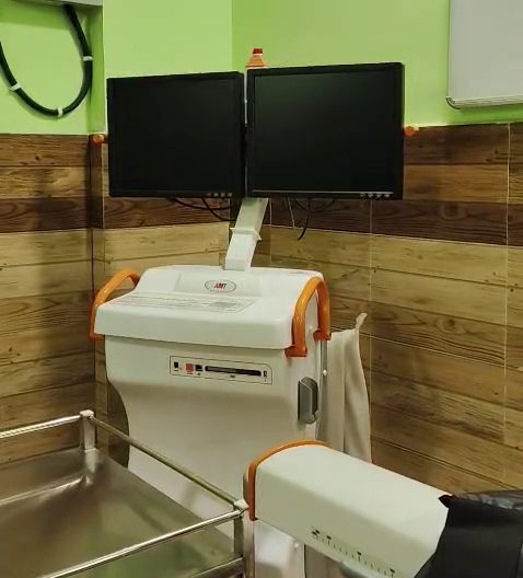 शल्य चिकित्सा में स्थित आधुनिक मशीन।