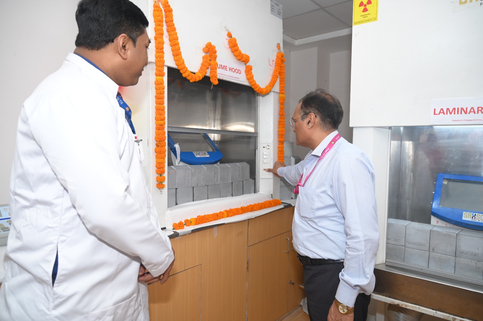 सुविधा के बार में बताते अधिकारी।