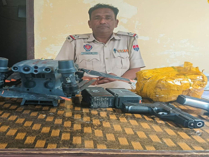 अमृतसर में बरामद हेरोइन और ग्लॉक पिस्तौल के साथ पुलिस। - Dainik Bhaskar