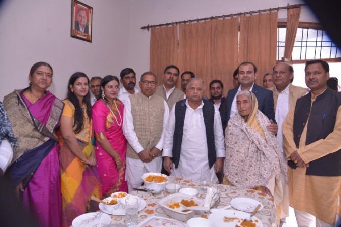 स्व. मुलायम सिंह यादव की चचेरी बहन कुसुमलता (दाएं से दूसरी) की शादी रेवाड़ी में हुई थी। कुसुमलता की नातिन श्वेता की शादी है।-फाइल फोटो