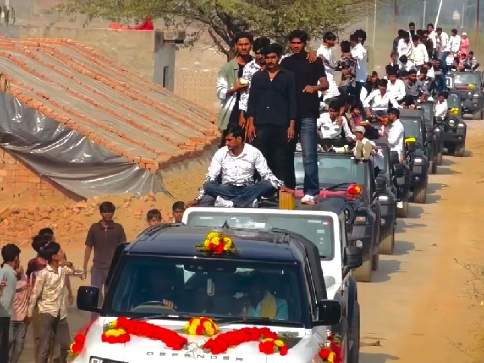 बारात हुड़दंग करते बाराती (फाइल फोटो)।