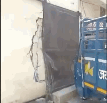 बेकाबू कार की टक्कर के बाद दीवार टूटी हुई।