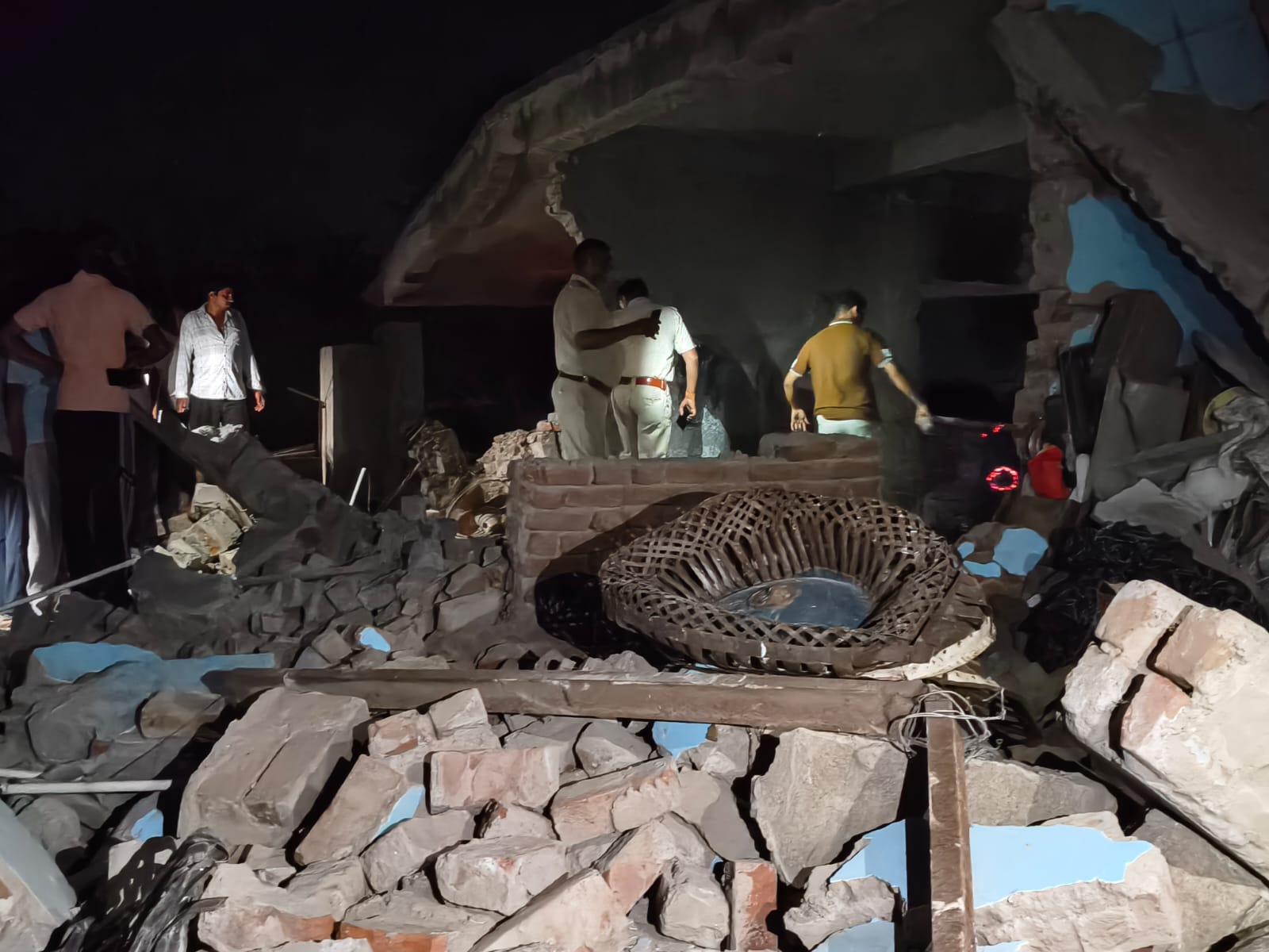 शंकर लाल मेघवाल का पक्का मकान हादसे के बाद पूरा टूट गया।