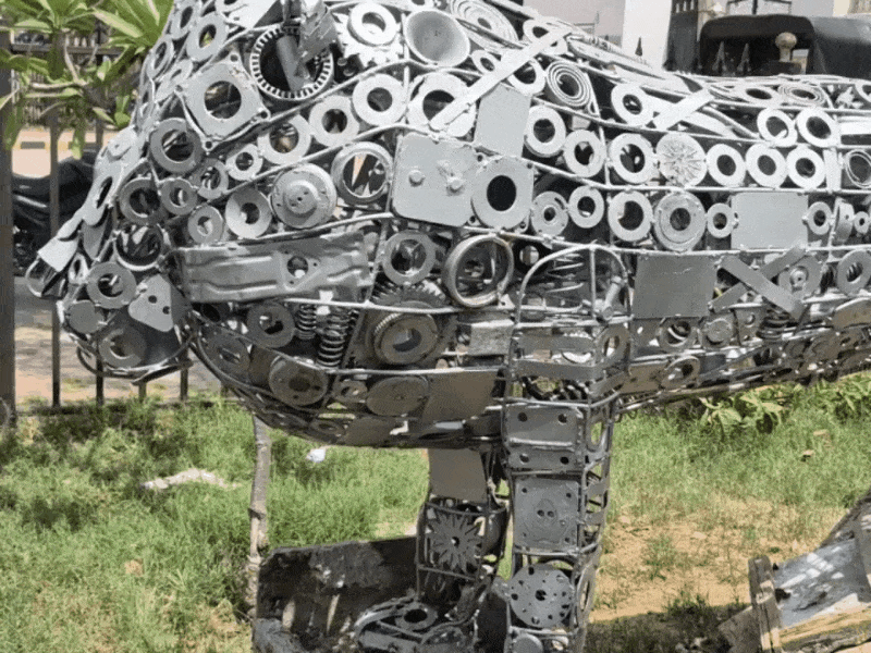 नट-बोल्ट और पुर्जो को जोड़कर शेर की आकृति बनी हुई है।