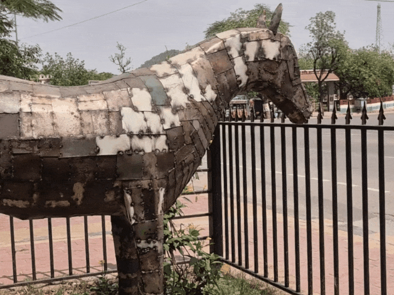 नट-बोल्ट और पुर्जो को जोड़कर आकृति बनी हुई है।