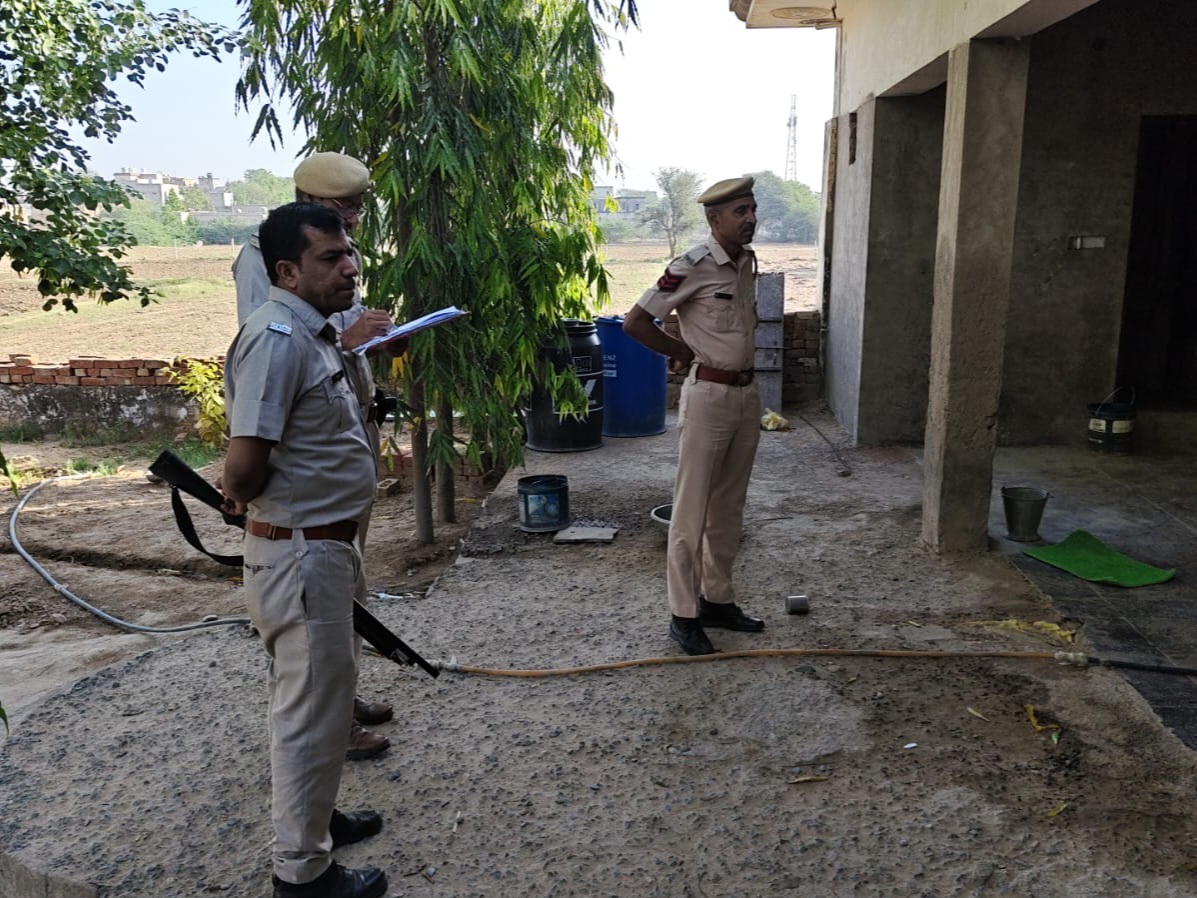 सालों से फरार बदमाशों को भी पकड़ा गया।