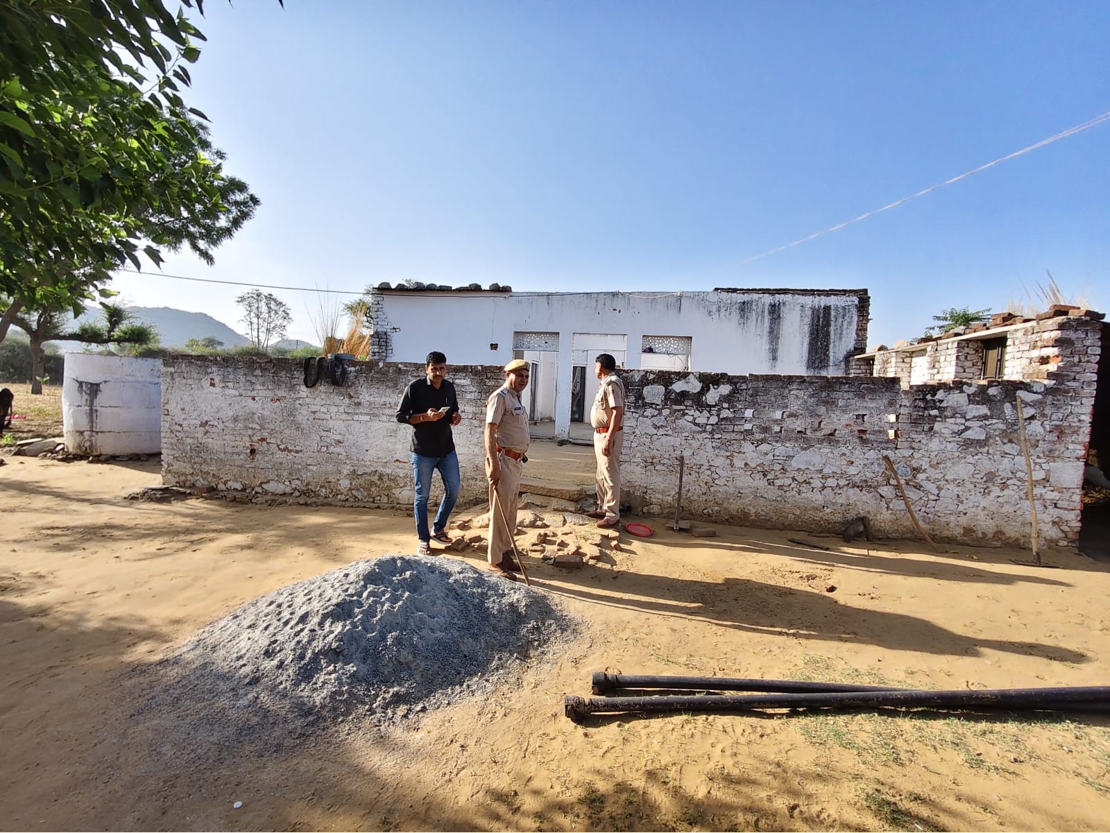 पुलिस सुबह-सुबह आरोपियों और बदमाशों के ठिकानों पर पहुंची।