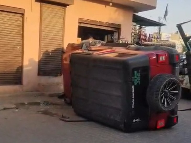 हादसे में थार गाड़ी भी पलट गई