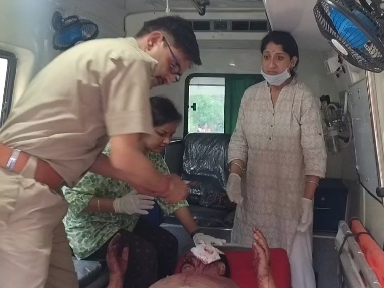 अस्पताल में भर्ती पिता