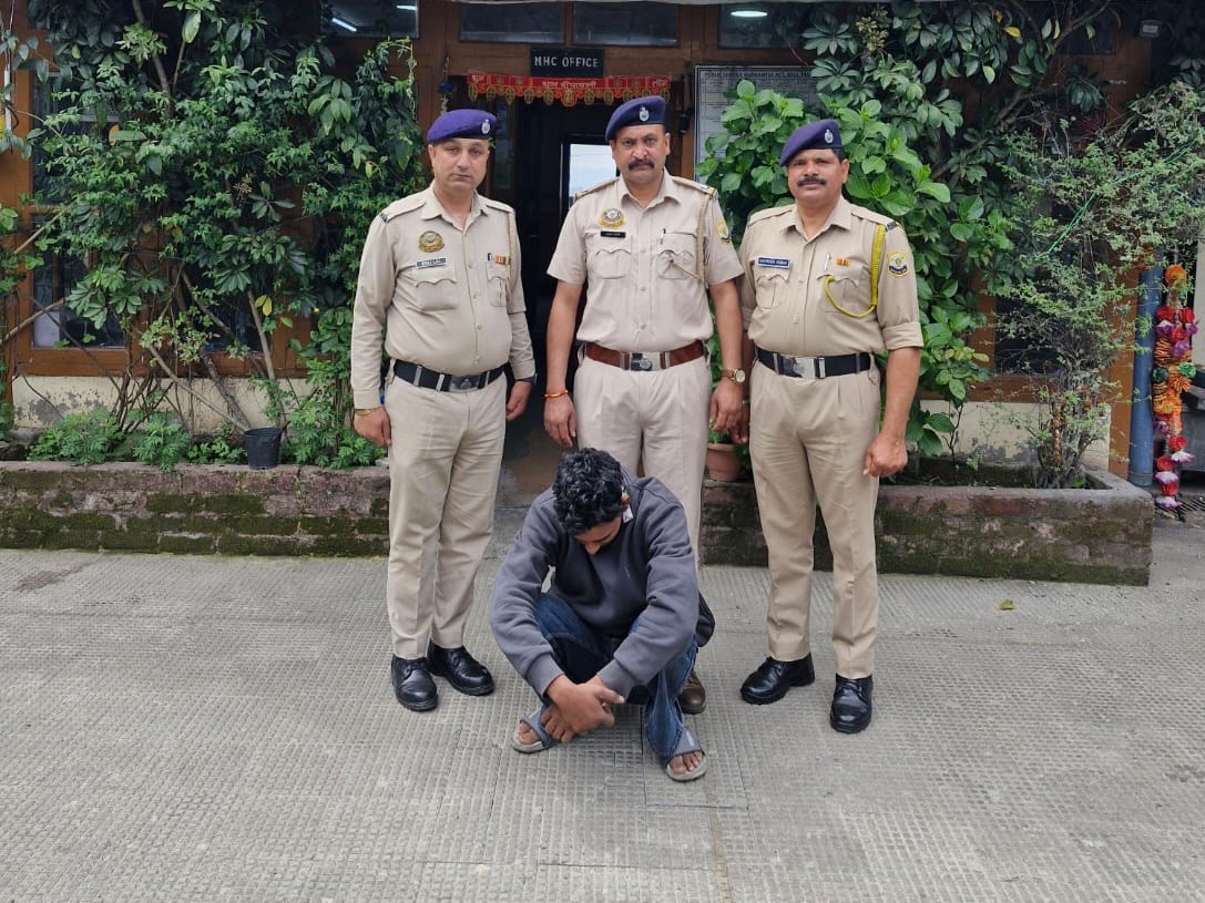 पुलिस टीम के साथ आरोपी। - Dainik Bhaskar