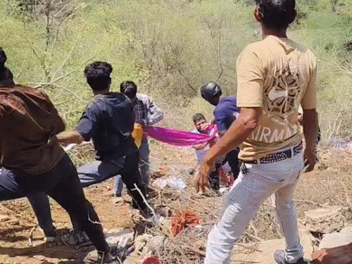 मौके से गुजर रहे लोगों ने कपड़ों से रस्सी बनाकर घायलों को खाई से बाहर निकाला।
