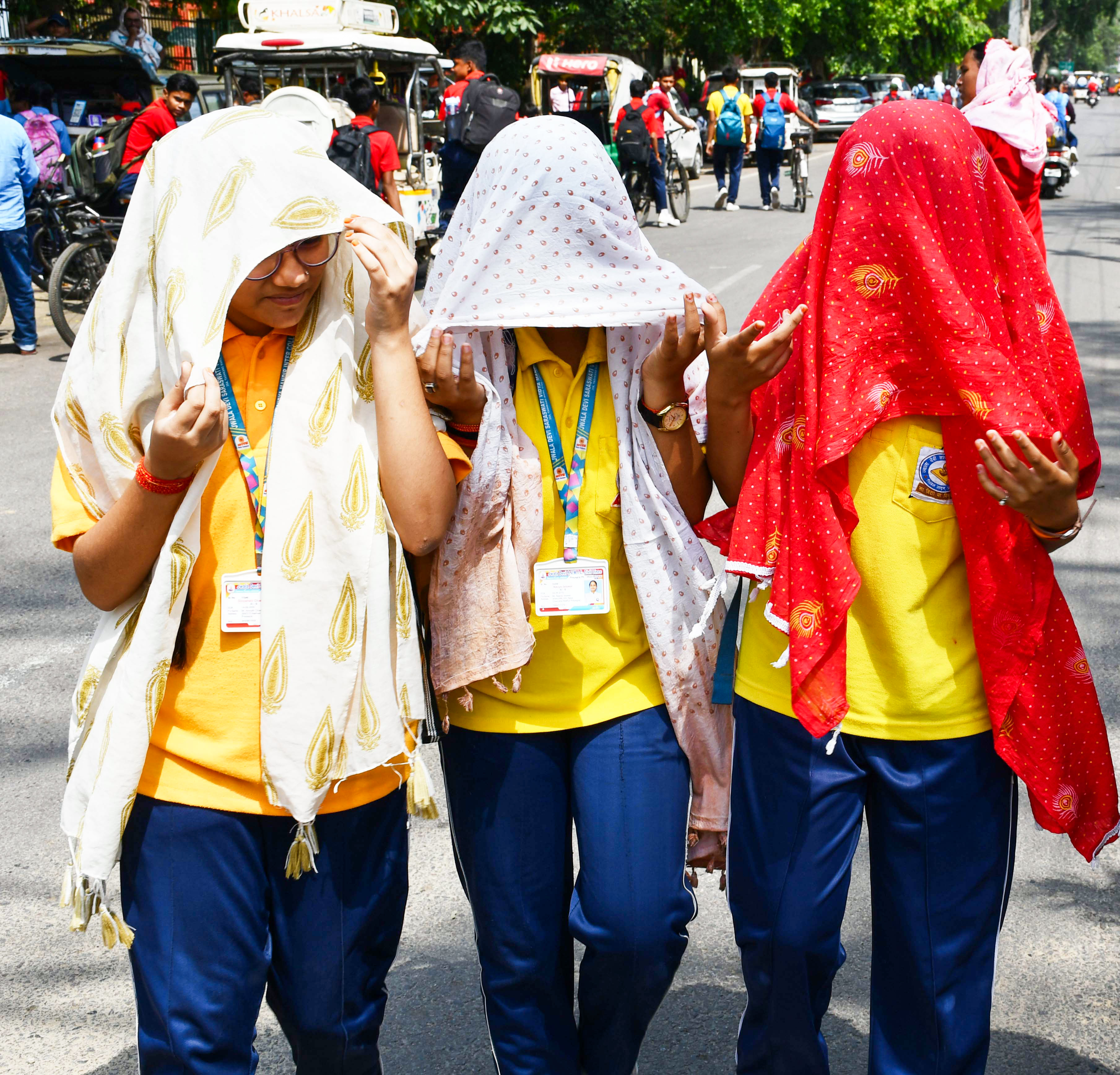 प्रयागराज में सड़क किनारे छात्र खुद को चिलचिलाती गर्मी से बचाते हुए दिखे। यहां शनिवार को तापमान 43.2 °C रिकॉर्ड किया गया।