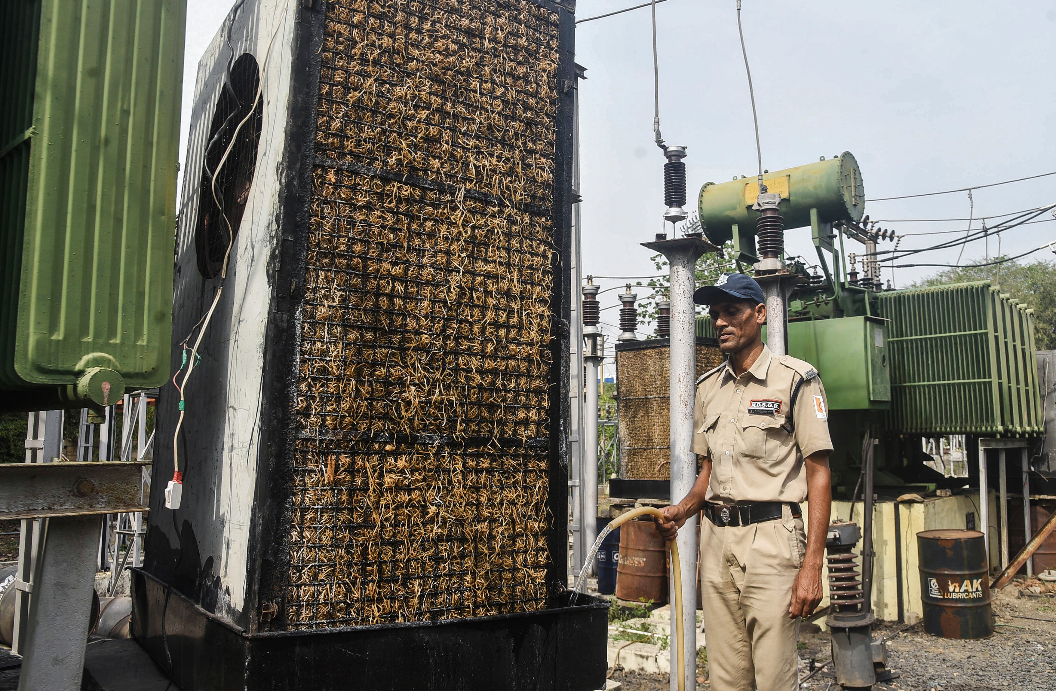 नागपुर में बिजली विभाग के एक सबस्टेशन पर ट्रांसफार्मर्स पर ज्यादा गर्मी को कम करने के लिए वाटर कूलर लगाए गए हैं। शनिवार को यहां पारा 44.2 °C रहा।