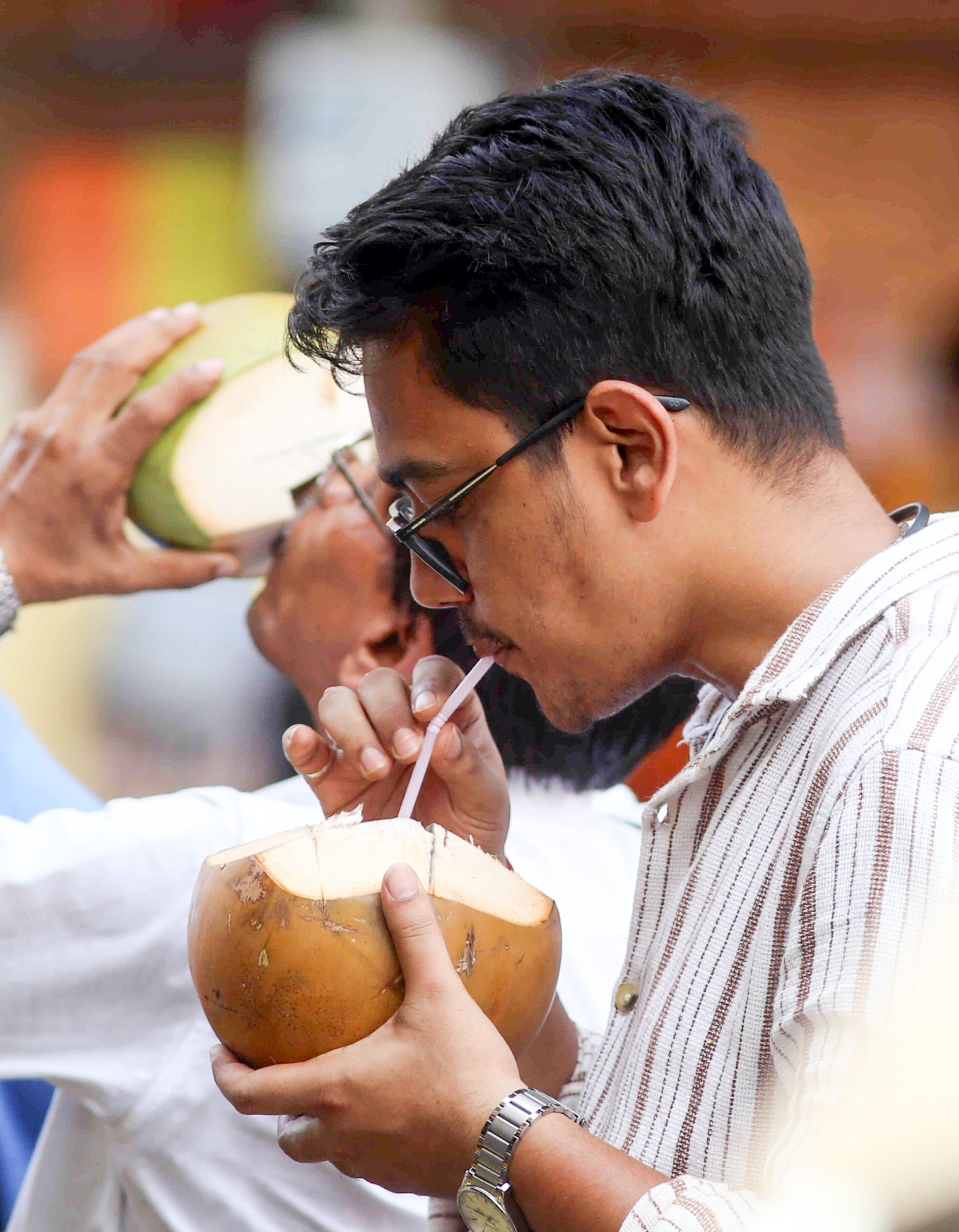 तस्वीर कोलकाता की है, जहां मौसम बार-बार बदल रहा है। भीषण गर्मी के बीच नारियल पानी पीकर हीट स्ट्रोक के खतरे को कम किया जा सकता है।