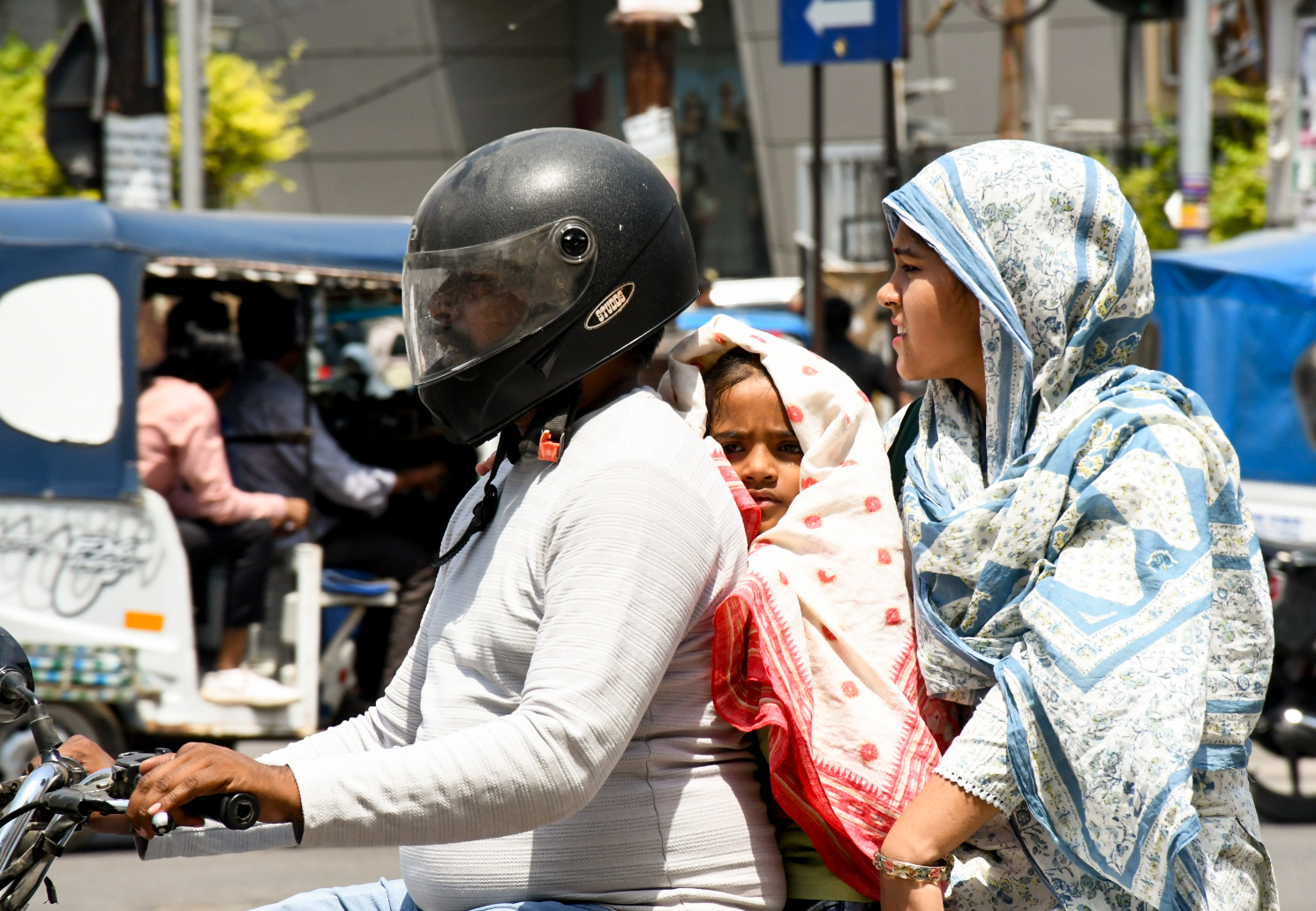 कानपुर में लोग छात्र खुद को गर्मी से बचाते हुए दिखे।