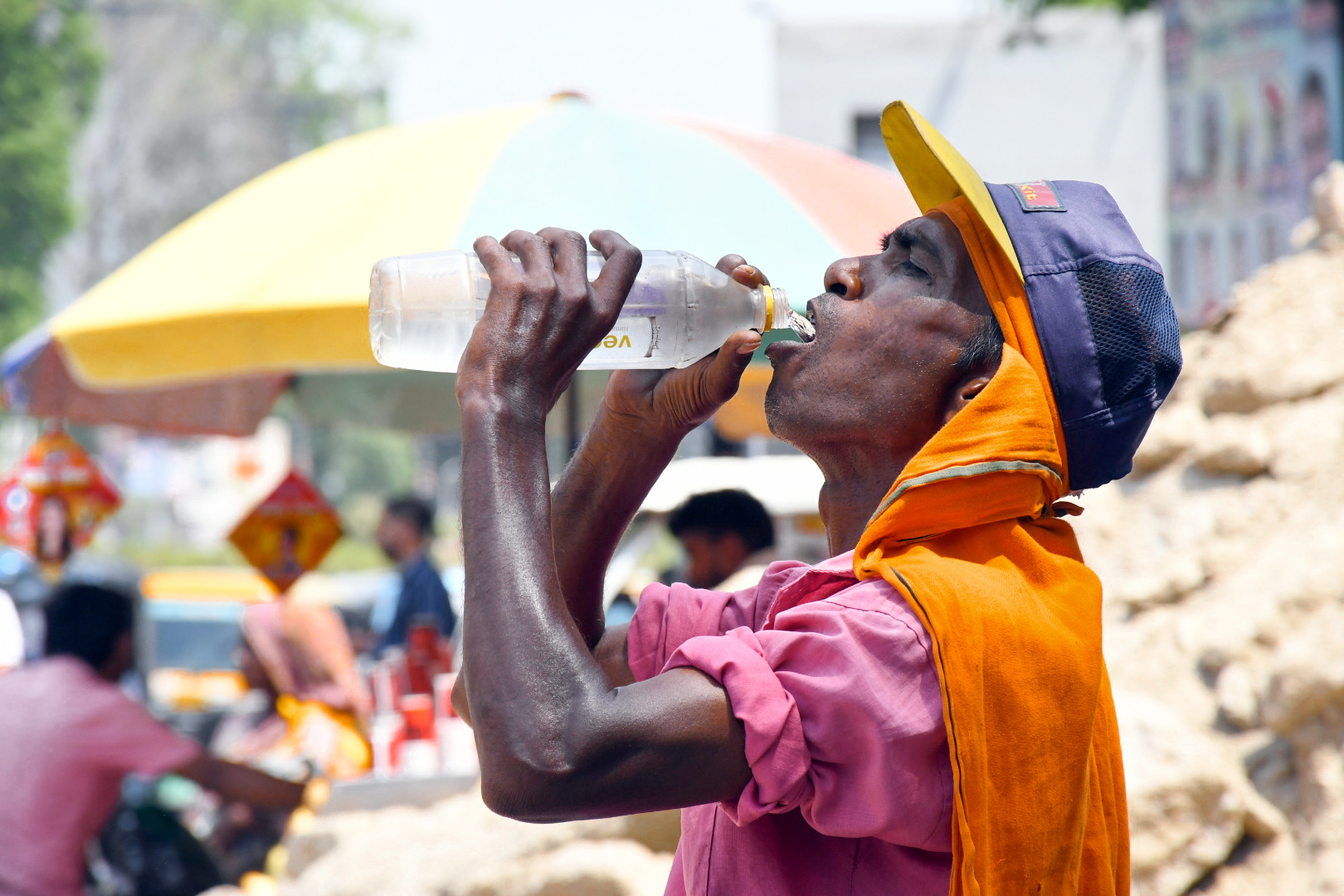कानपुर में भीषण गर्मी के बीच मजदूरी को काम करने में दिक्कत आ रही है। सिर पर टोपी और गमछा लगाकर खुद को धूप से बचा रहे हैं।