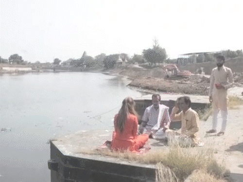 पंडितजी ने संन्यास दीक्षा का अनुष्ठान कराया।