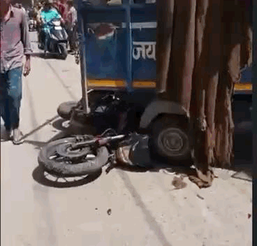 छोटा हाथी के नीचे दबा हुआ बाइक।