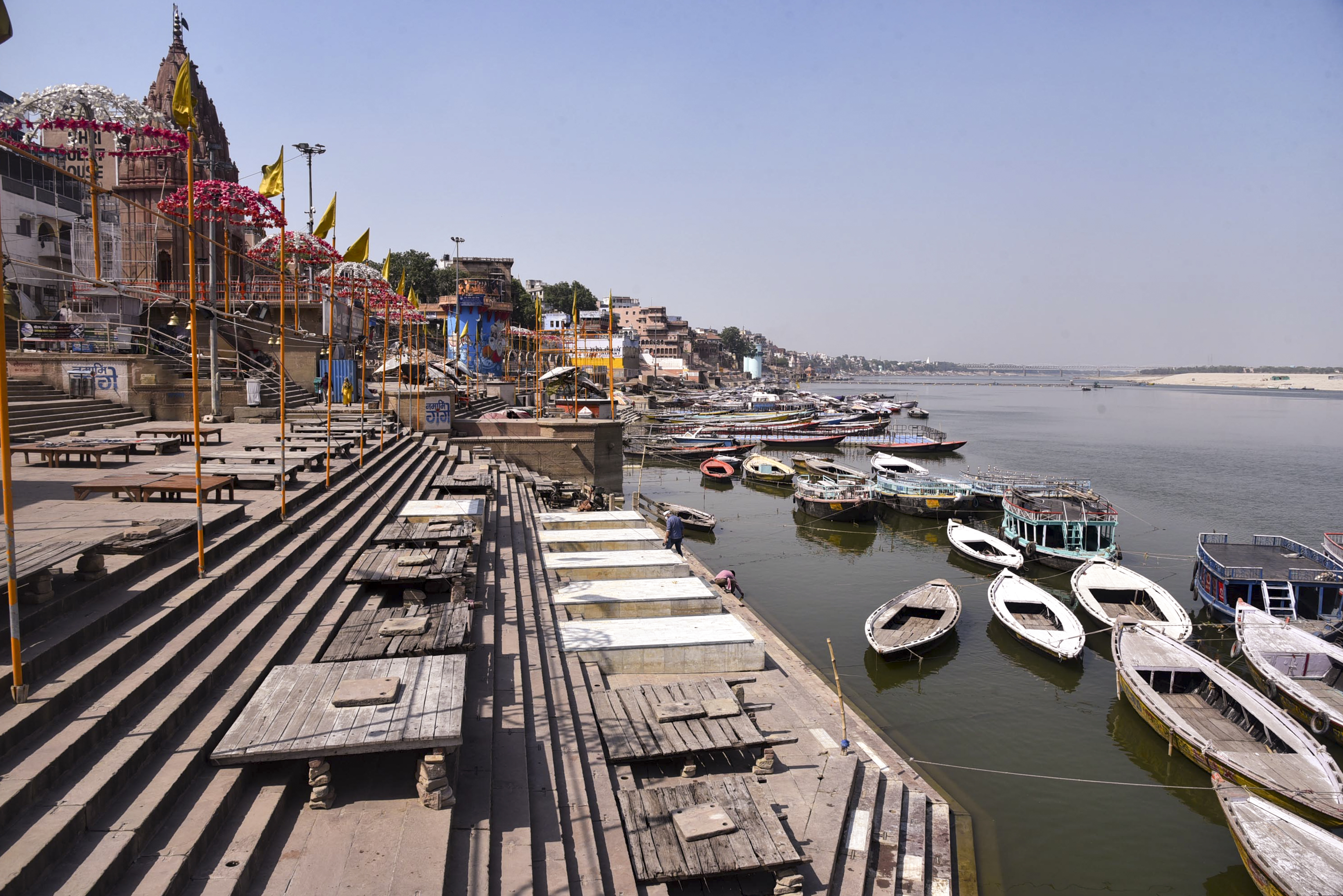 वाराणसी में भीषण गर्मी और लू का अलर्ट जारी किया गया है। तापमान बढ़ने से गंगा के घाट सुनसान पड़े हैं।