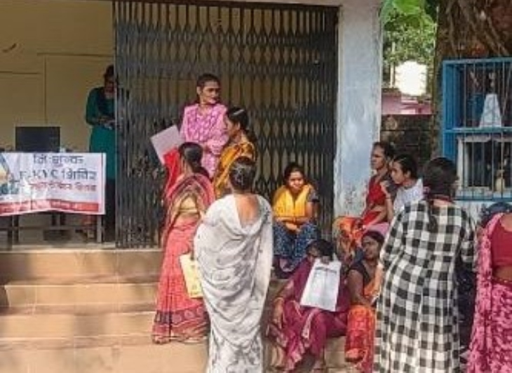 ई-केवाईसी शिविर में महिलाओं की भीड़।