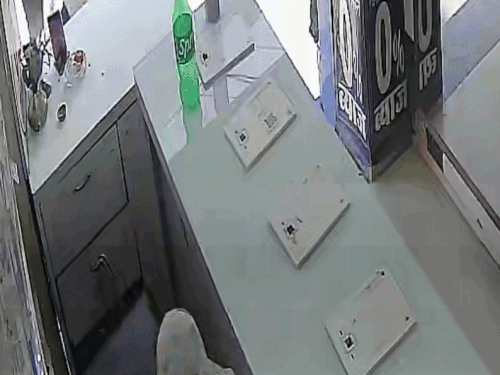 नकाबपोश युवक दुकान में घुसा गल्ले से पैसा निकाला।