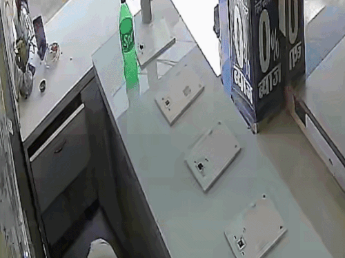 युवक ने रैक में रखा iPhone 13 उठाया।