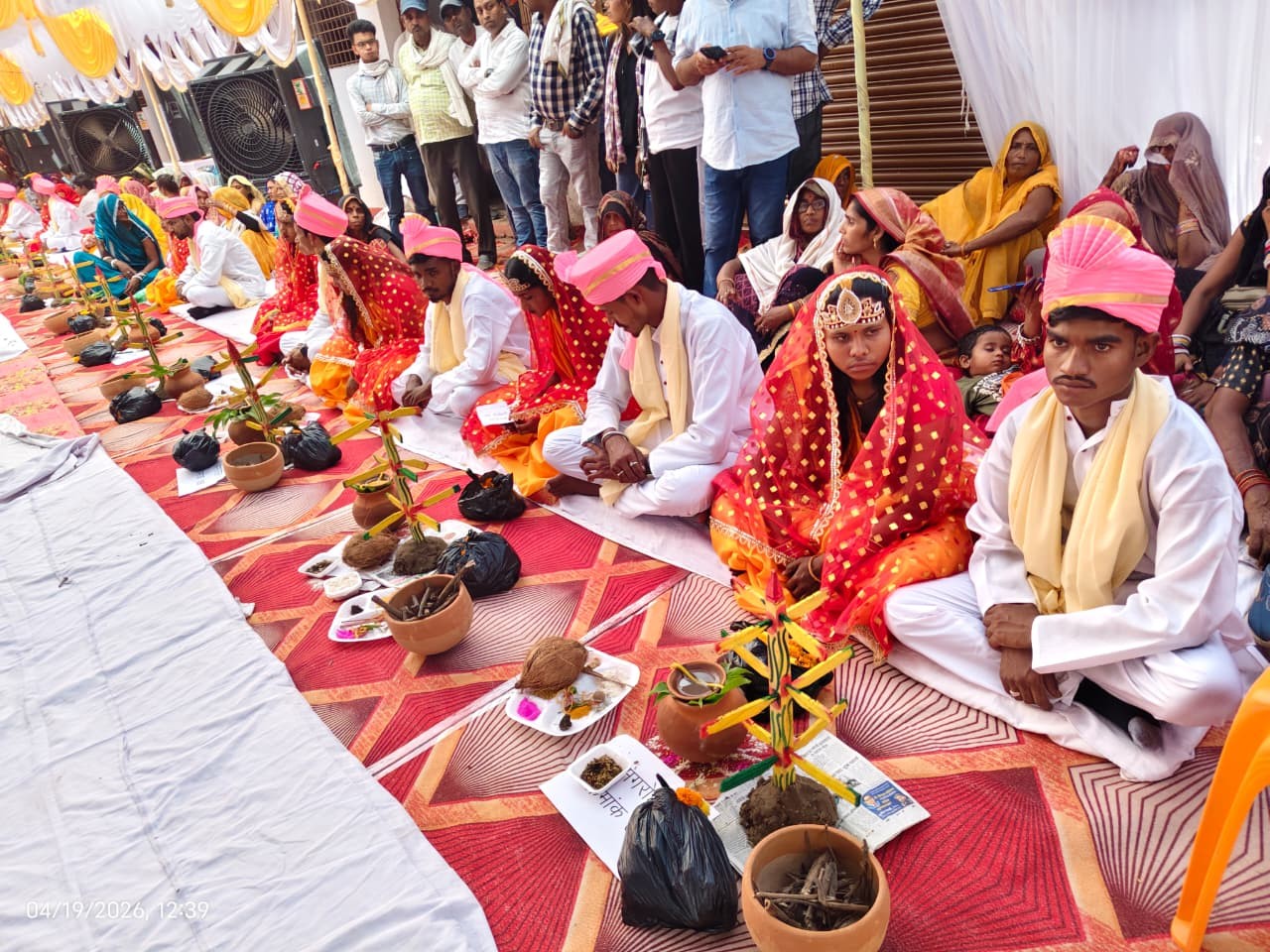 विवाह की रस्म निभाते दूल्हा-दुल्हन। - Dainik Bhaskar