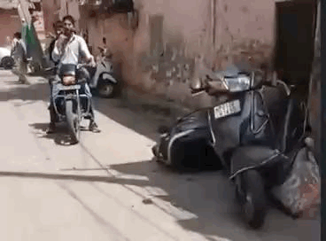 टक्कर के बाद एक्टिवा गिरी हुई।