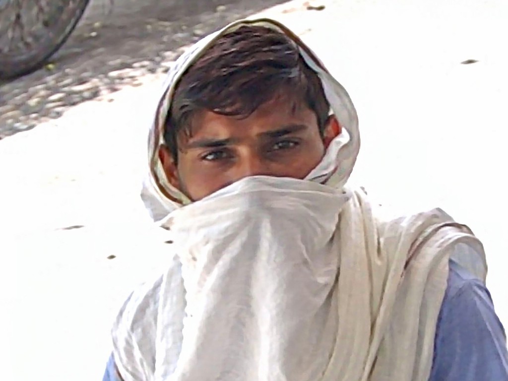 युवक ने सीसीटीवी देखकर तोलिए से अपना चेहरा ढक लिया।