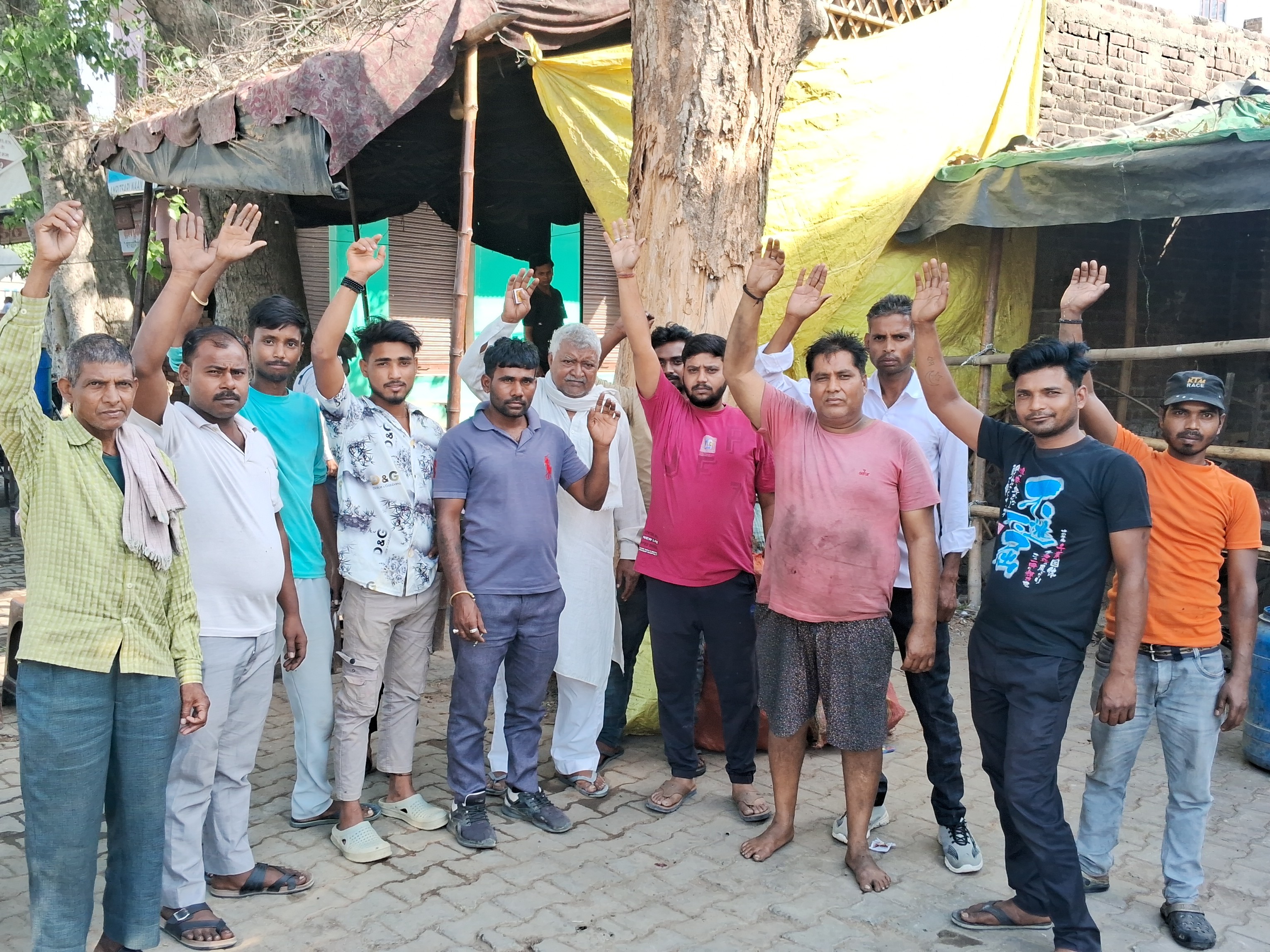 Bilsi Dry Tree Protest | Locals Demand Removal Over Accident Risk