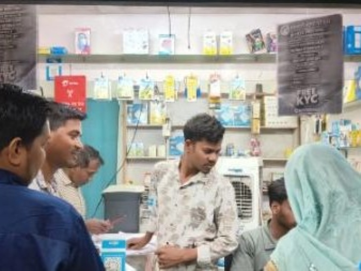 चॉइस सेंटर में लोग ई-केवाईसी के लिए जुट रहे हैं।