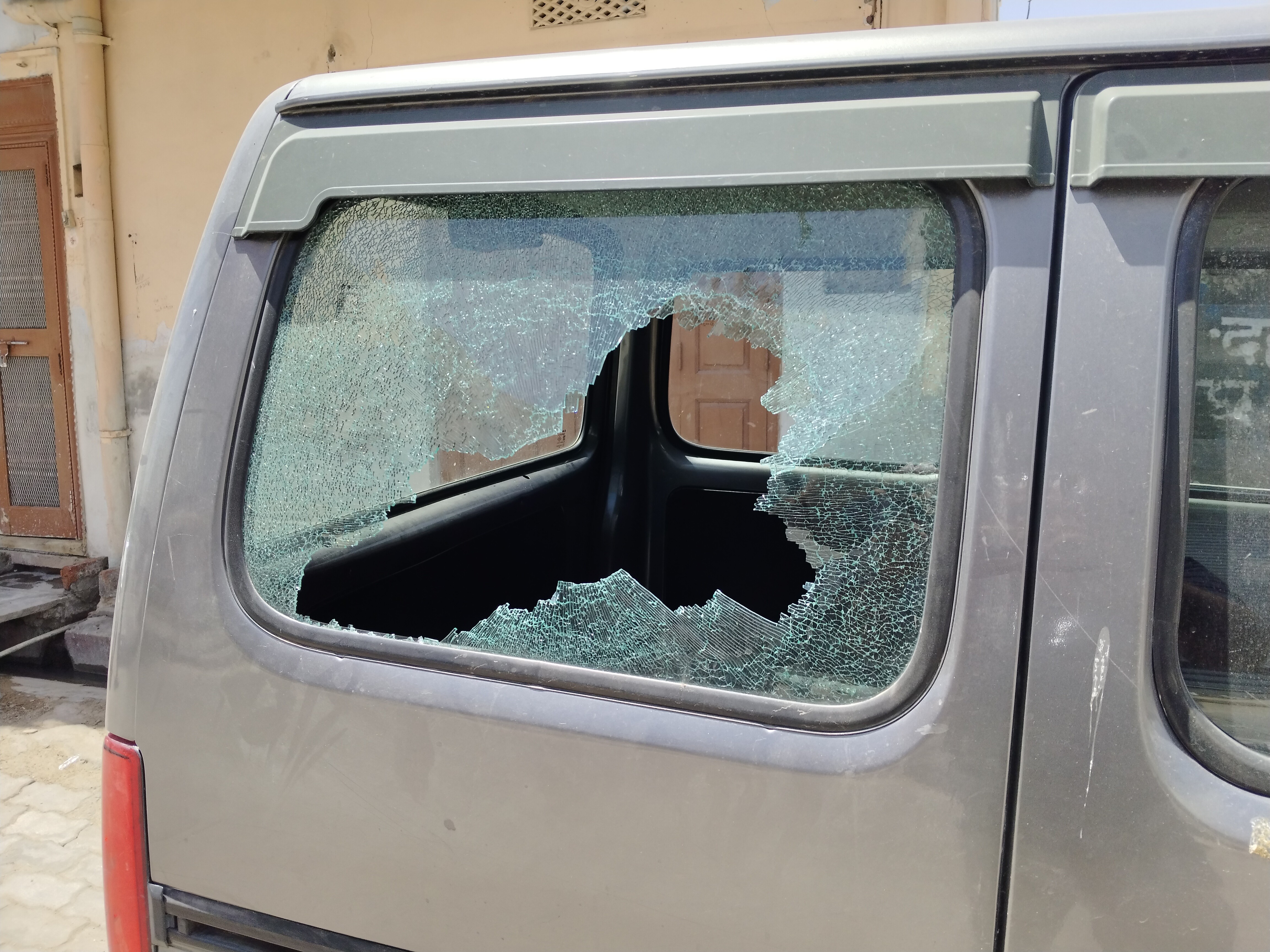 युवक ने गाड़ियों के शीशे तोड़ दिए।