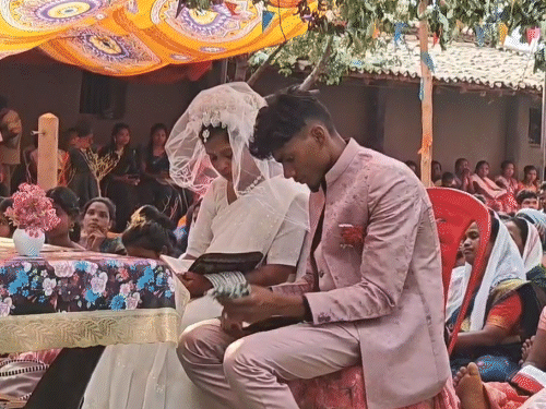 दोनों परिवारों में सामंजस्य के बाद शादी हुई।