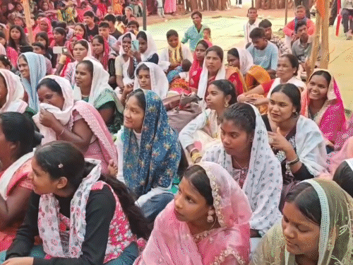 अनोखी शादी में शामिल होने पहुंचे मेहमान और रिश्तेदार।